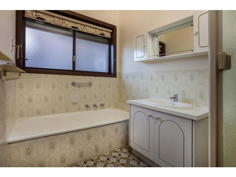 74 North Road, Avondale Heights VIC 3034