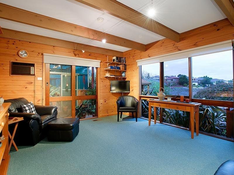 24 Brentwood Drive, Avondale Heights VIC 3034