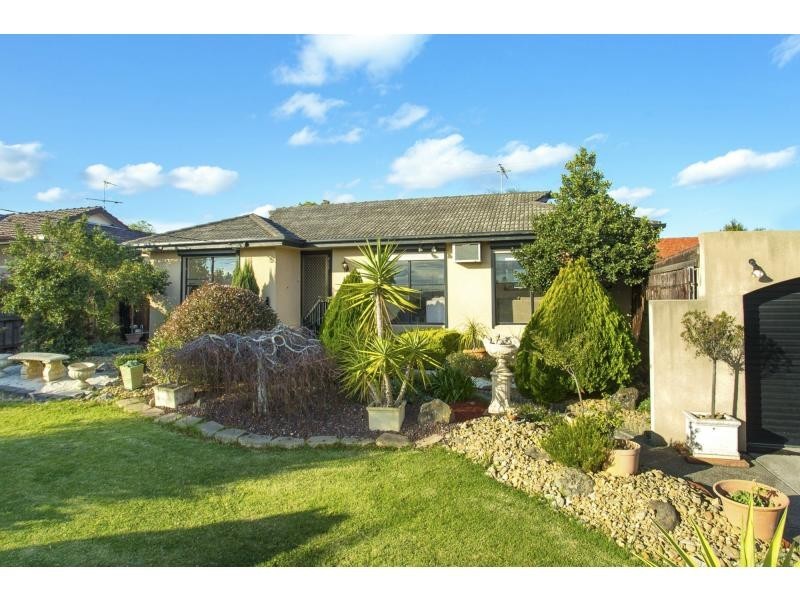 6 CANNES AVENUE, Avondale Heights VIC 3034