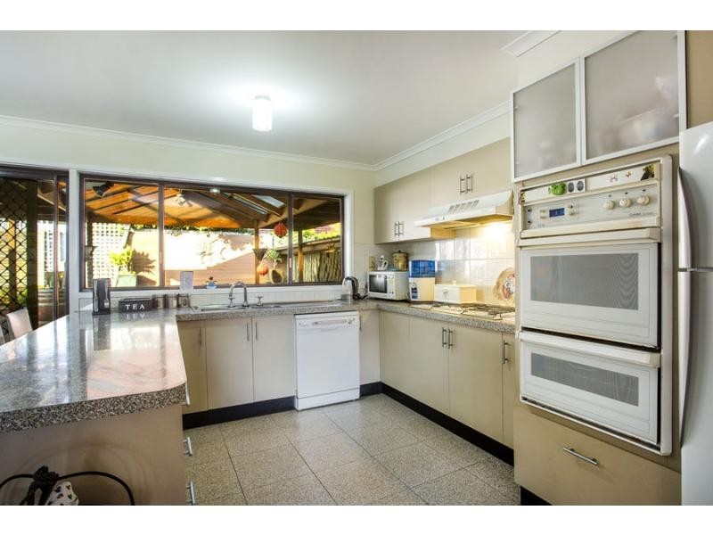 6 CANNES AVENUE, Avondale Heights VIC 3034