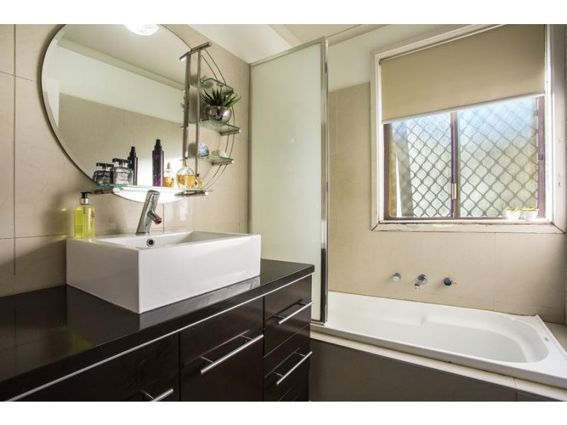 6 CANNES AVENUE, Avondale Heights VIC 3034