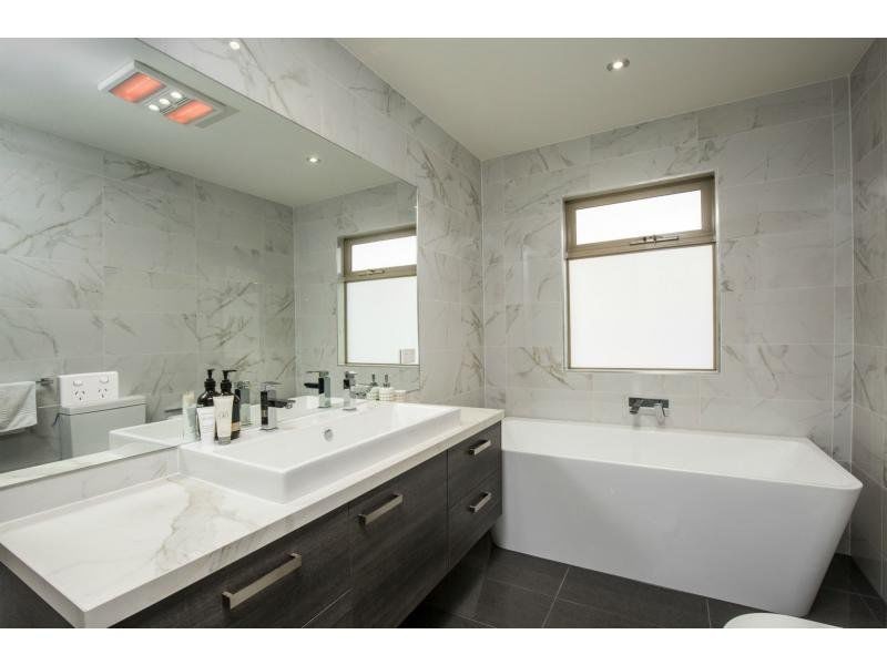 18A Mountainview Avenue, Avondale Heights VIC 3034