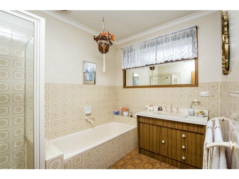 11 Thompson Street, Avondale Heights VIC 3034