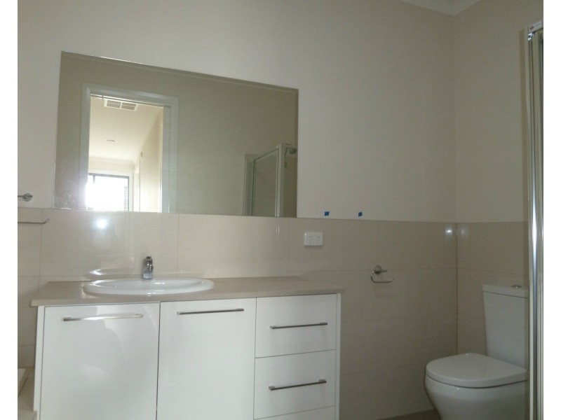 3/2 Arvern Avenue, Avondale Heights VIC 3034