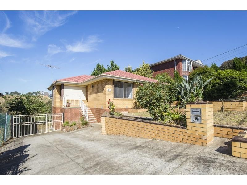 25 Barbara Crescent, Avondale Heights VIC 3034