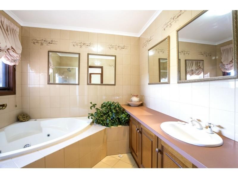 14 Lovett Drive, Avondale Heights VIC 3034
