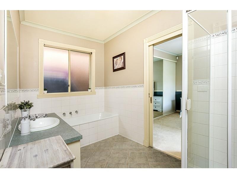 2/49 Quinn Grove, Keilor East VIC 3033