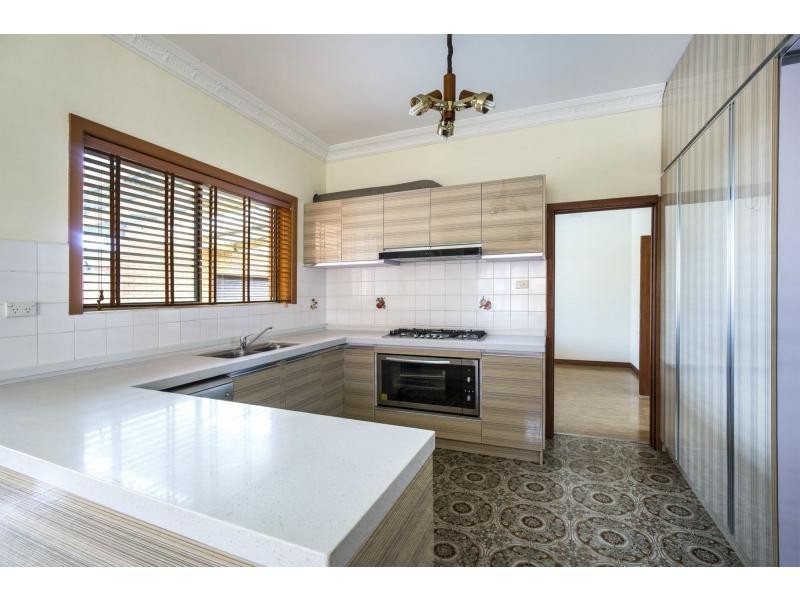 8 Westminster Drive, Avondale Heights VIC 3034