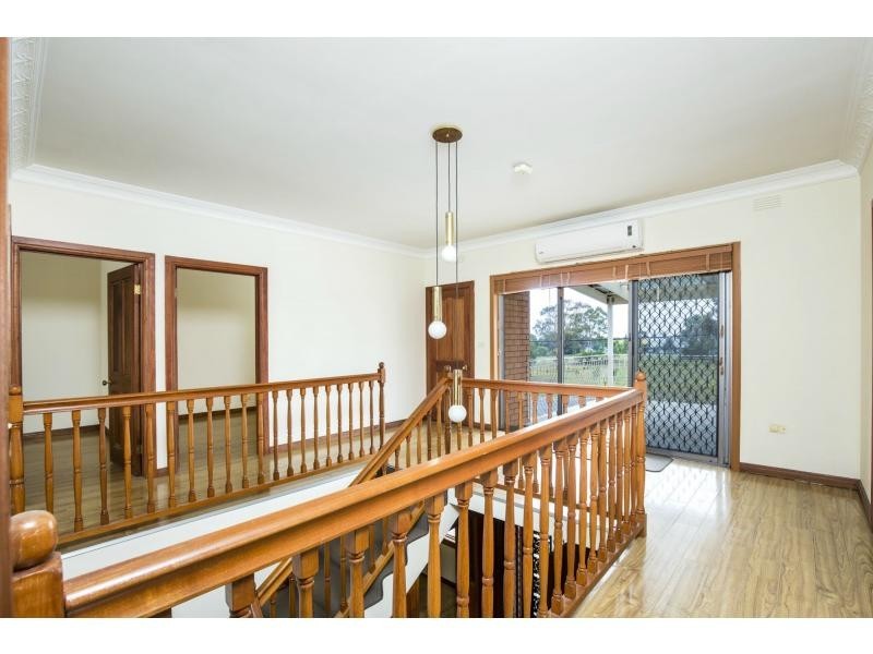 8 Westminster Drive, Avondale Heights VIC 3034