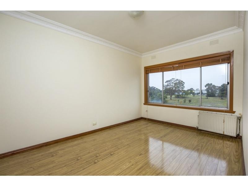 8 Westminster Drive, Avondale Heights VIC 3034