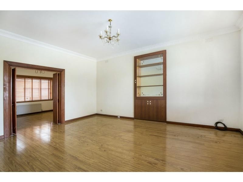 8 Westminster Drive, Avondale Heights VIC 3034