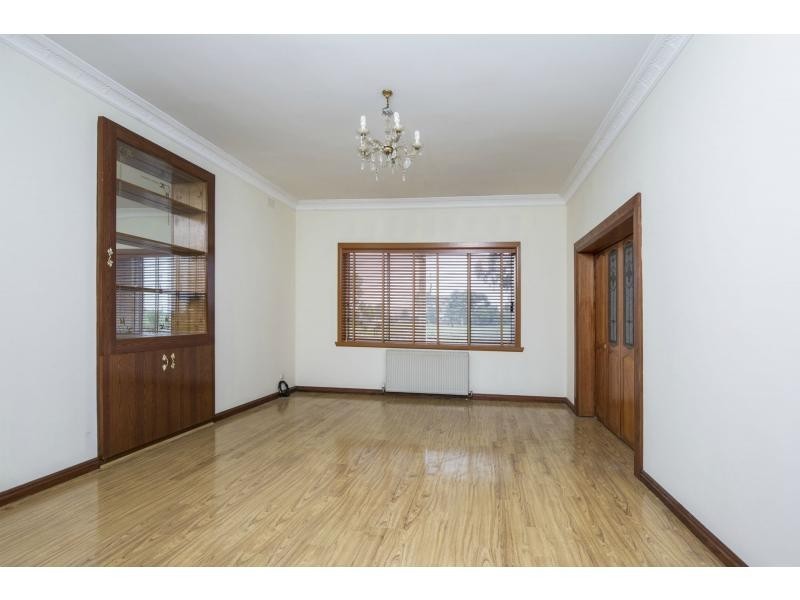 8 Westminster Drive, Avondale Heights VIC 3034