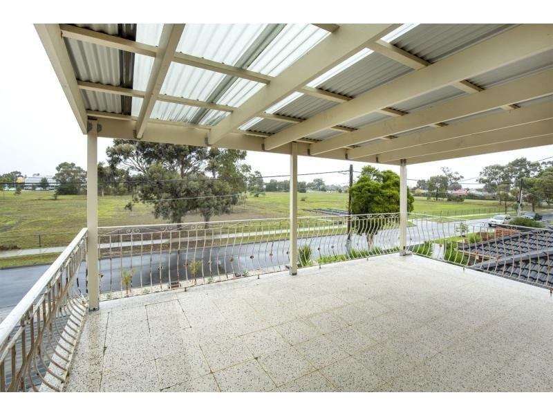 8 Westminster Drive, Avondale Heights VIC 3034