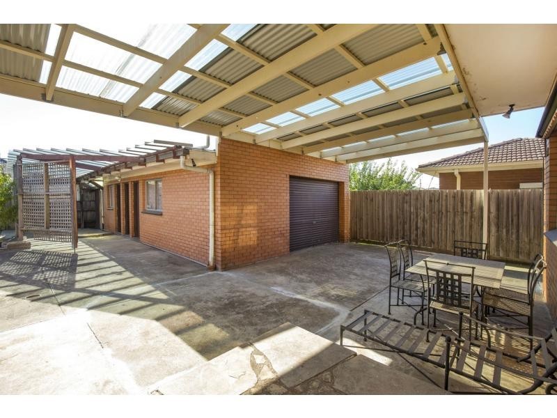 8 Westminster Drive, Avondale Heights VIC 3034