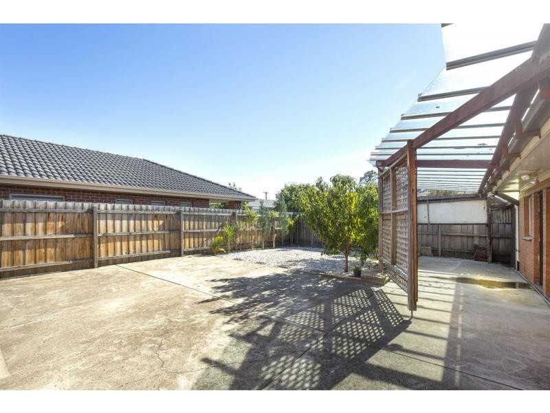 8 Westminster Drive, Avondale Heights VIC 3034