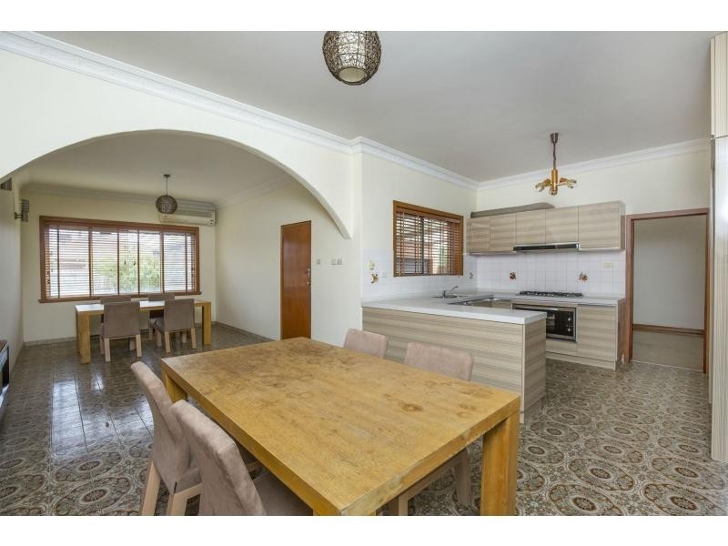 8 Westminster Drive, Avondale Heights VIC 3034