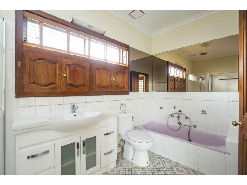 8 Westminster Drive, Avondale Heights VIC 3034