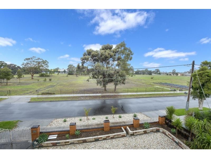 8 Westminster Drive, Avondale Heights VIC 3034