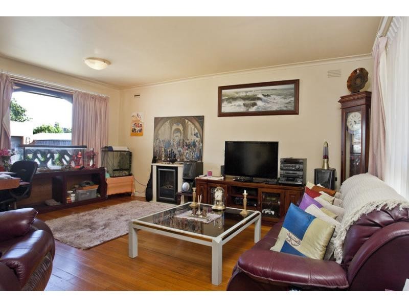 8 Mountainview Avenue, Avondale Heights VIC 3034