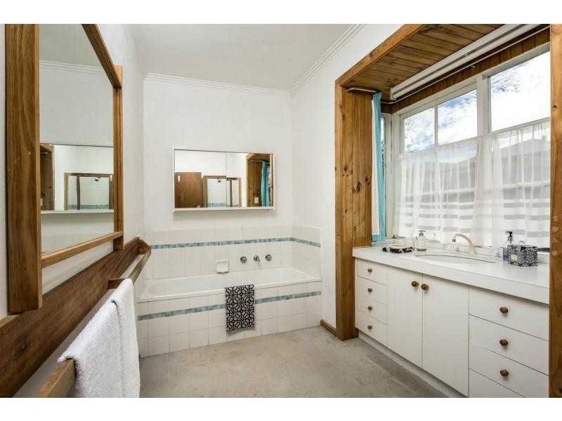 14 Laura Grove, Avondale Heights VIC 3034