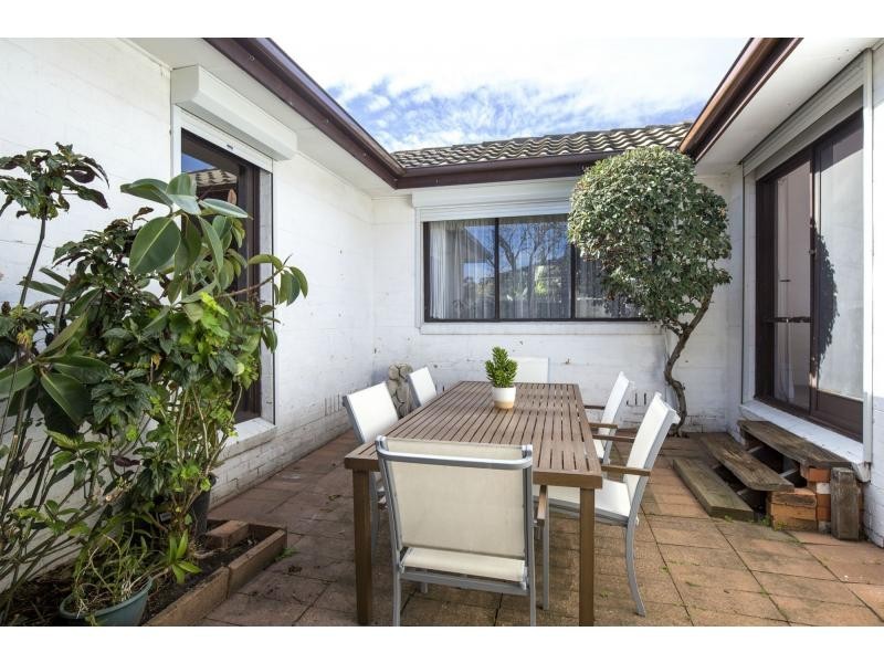 14 Laura Grove, Avondale Heights VIC 3034