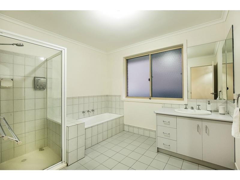 1/4 Weyburn Place, Avondale Heights VIC 3034