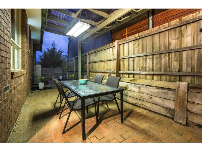 1/4 Weyburn Place, Avondale Heights VIC 3034