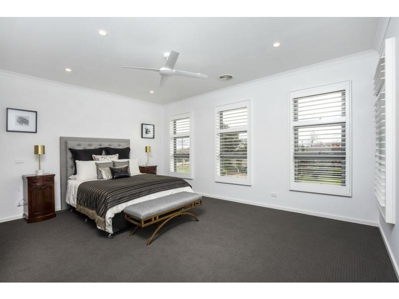 21 River Drive, Avondale Heights VIC 3034