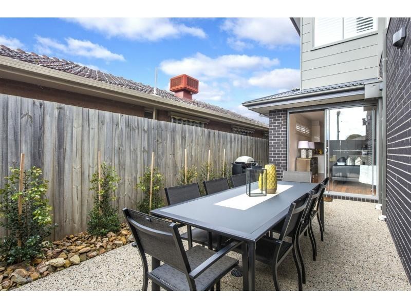 21 River Drive, Avondale Heights VIC 3034