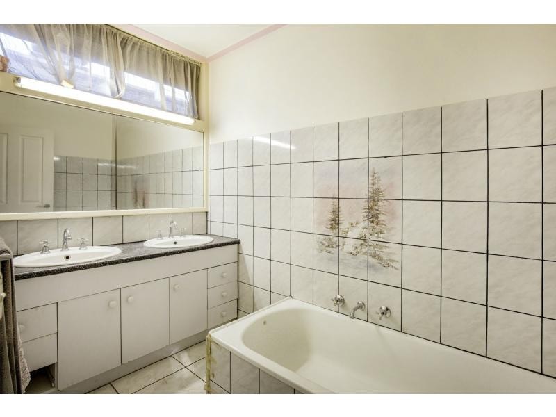 28 The Crossway South, Avondale Heights VIC 3034