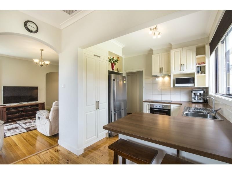 24 Thompson Street, Avondale Heights VIC 3034