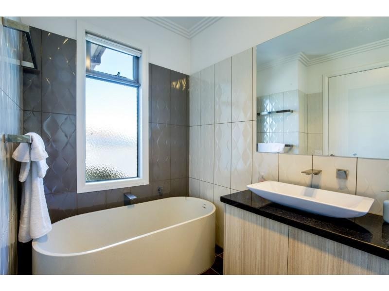 23 River Drive, Avondale Heights VIC 3034