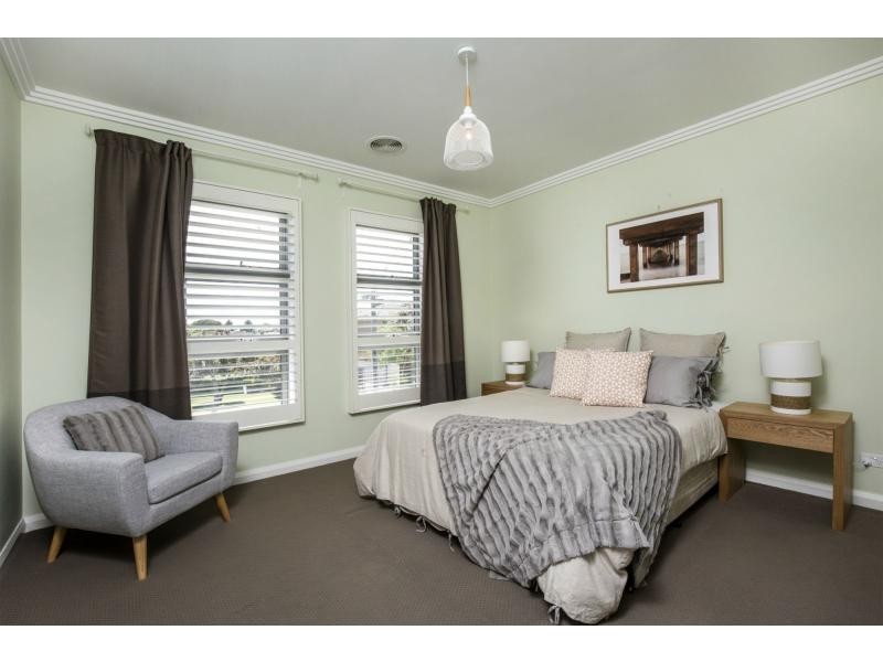 23 River Drive, Avondale Heights VIC 3034