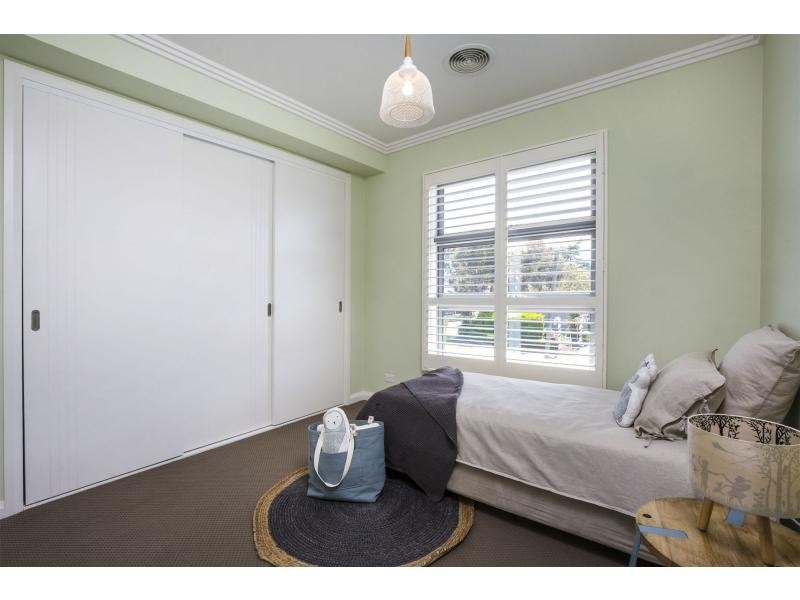 23 River Drive, Avondale Heights VIC 3034