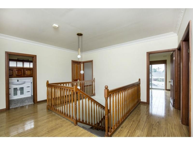 8 Westminster Drive, Avondale Heights VIC 3034