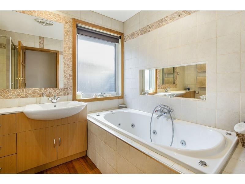 11 South Gateway, Avondale Heights VIC 3034