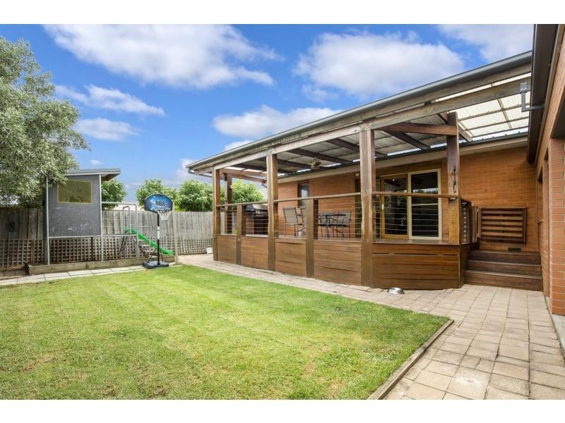 11 South Gateway, Avondale Heights VIC 3034
