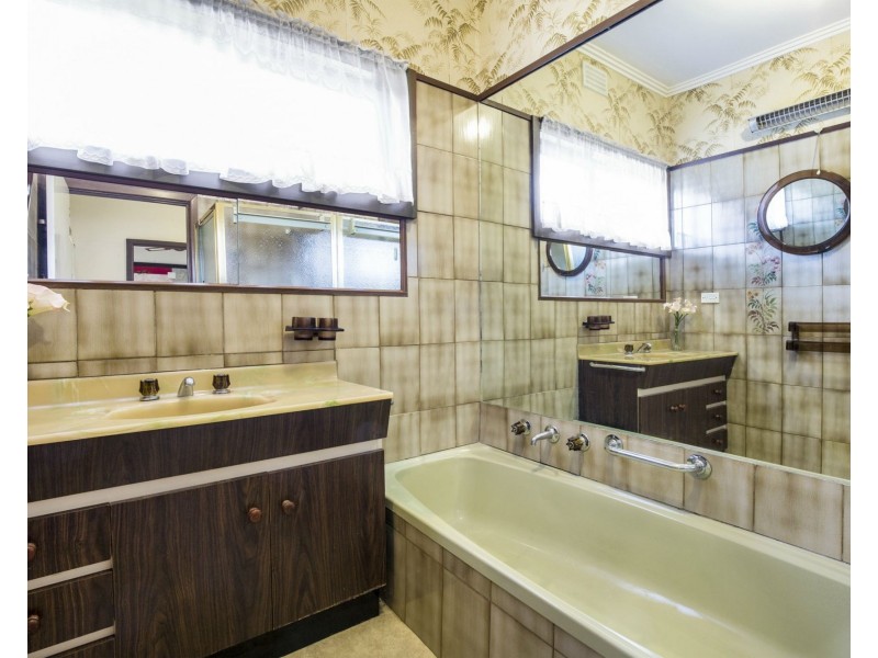 7 Arvern Avenue, Avondale Heights VIC 3034