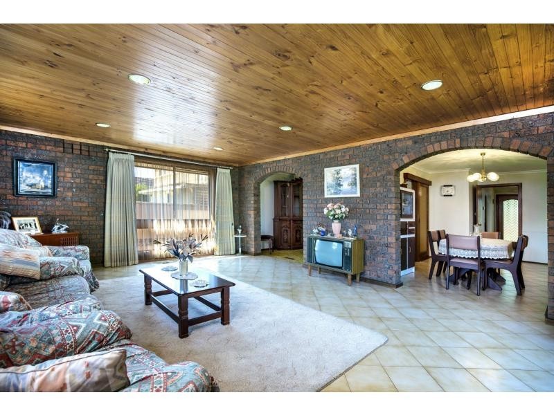 6 Sovereign Way, Avondale Heights VIC 3034