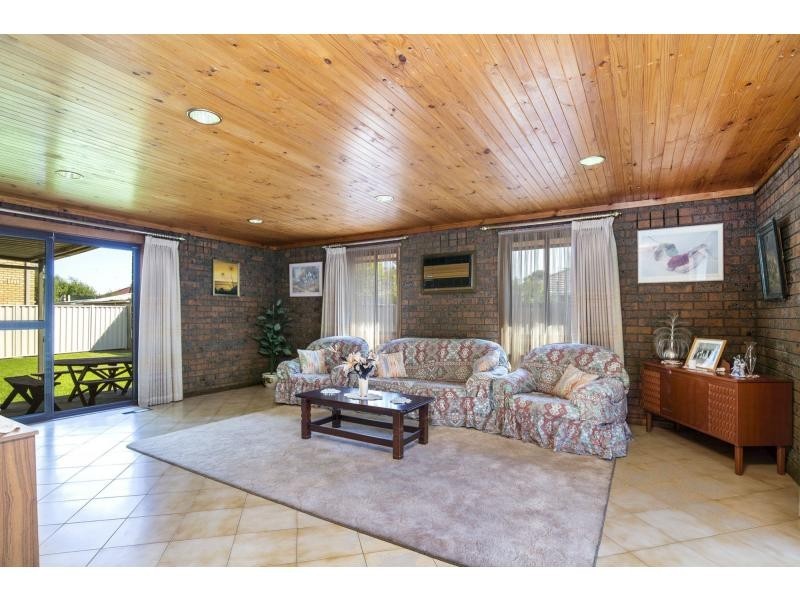 6 Sovereign Way, Avondale Heights VIC 3034