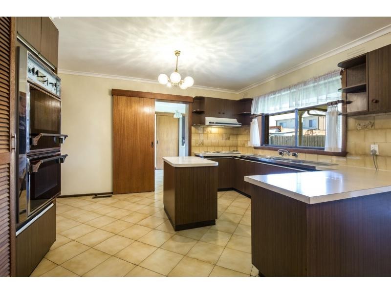 6 Sovereign Way, Avondale Heights VIC 3034