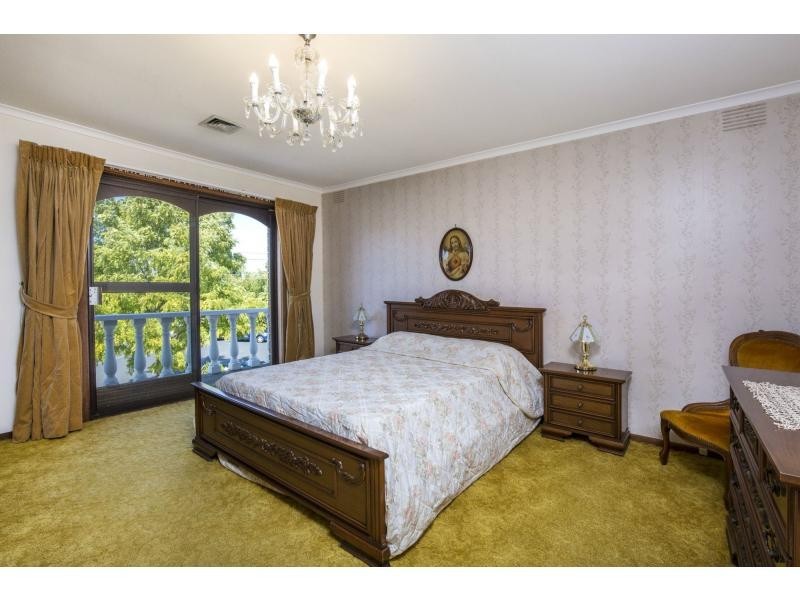 6 Sovereign Way, Avondale Heights VIC 3034
