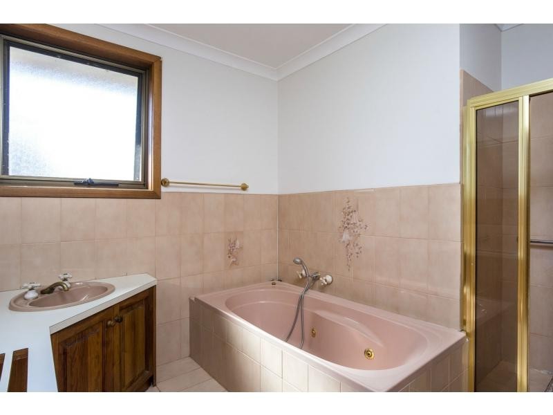 2 Karen Court, Avondale Heights VIC 3034