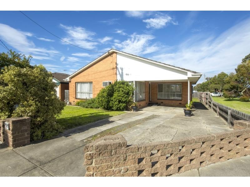 13 Wood Street, Avondale Heights VIC 3034