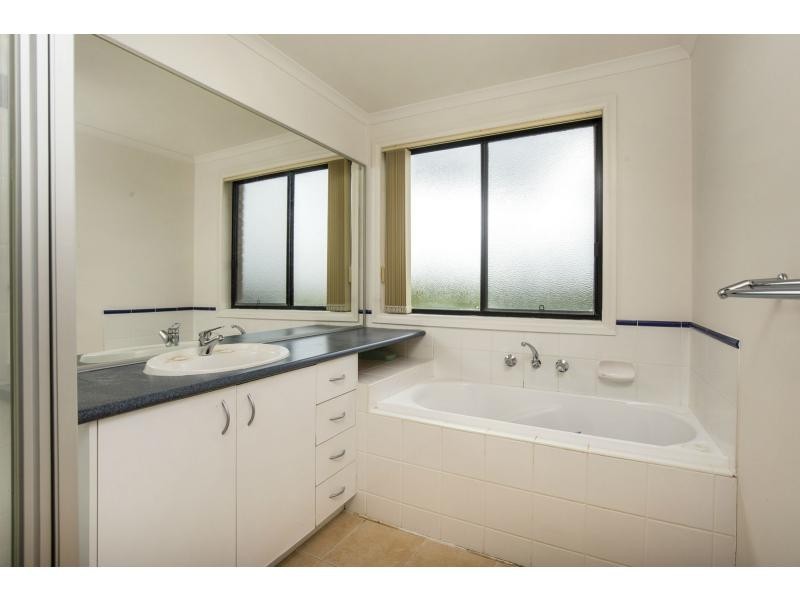 24 Mathisen Terrace, Hillside VIC 3037