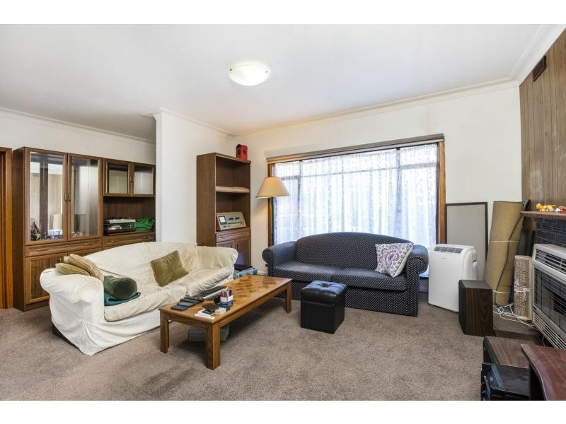 6 Riverside Avenue, Avondale Heights VIC 3034