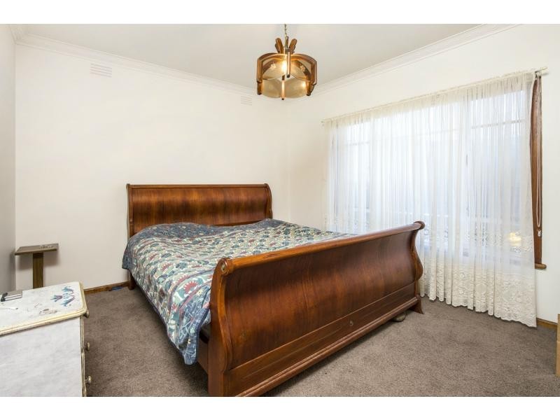 6 Riverside Avenue, Avondale Heights VIC 3034