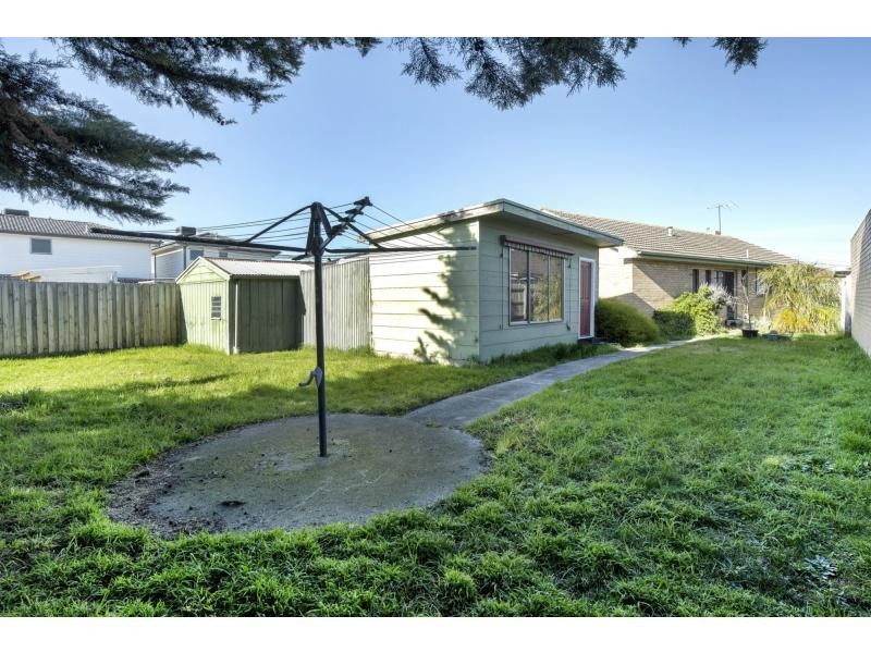 6 Riverside Avenue, Avondale Heights VIC 3034