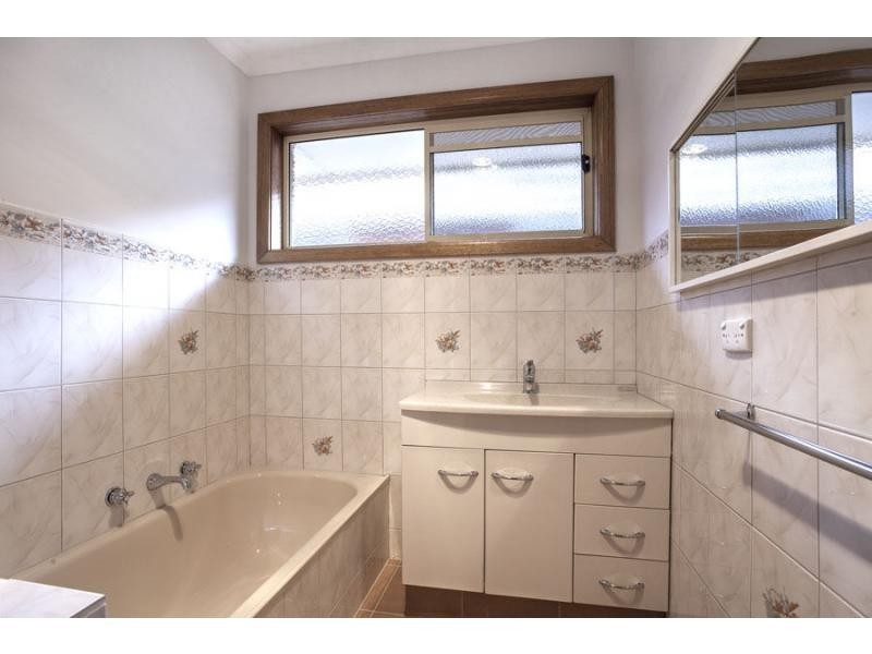 8 Bellarine Avenue, Keilor East VIC 3033