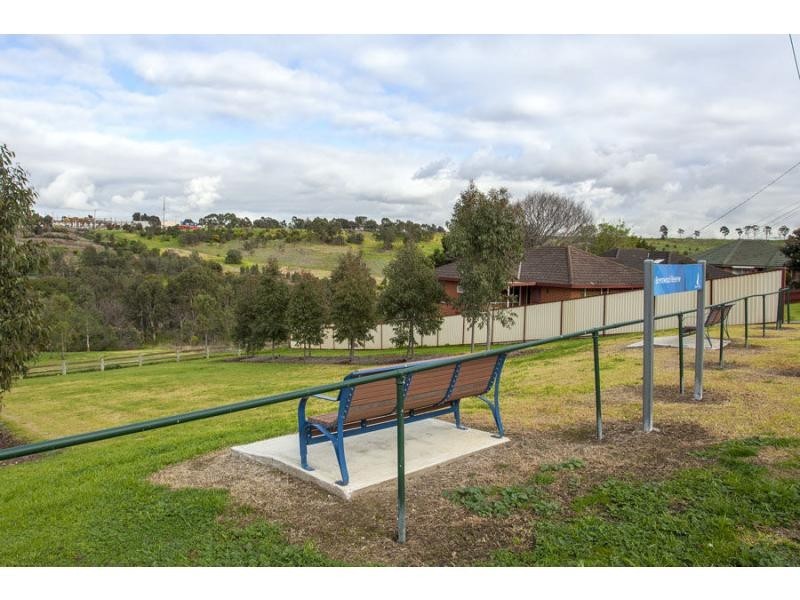 33 Brentwood Drive, Avondale Heights VIC 3034